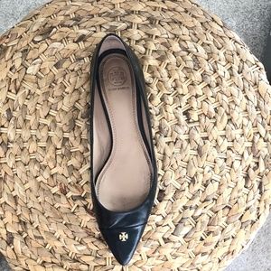 Tory Burch Everly Pointed Black Capped Flat 8.5